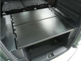 ◆荷室用ユーティリティーボード◆荷室を上下に分割して有効活用!反転させれば濡れたアイテムを載せられるワイパブル仕様に。