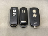 スマートキーを装備しています。鍵を差し込むことなくドアロックの開け閉めと、スタートボタン操作でのエンジンスタートができます。加えて、リモコンエンジンスターター(社外品)用の操作キーもついています。