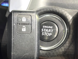 【キーレススタートシステム】カバンやポケットに入れたままでもドアの施錠・解錠が可能なスマートキーを装備。エンジンのオン・オフ時もカギを取り出す必要が無いからとっても便利です♪