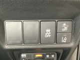 Hondaセンシング用の、VSA(ABS+TCS+横滑り抑制)解除と路外逸脱抑制機能のオンオフスイッチなどはハンドルの右側に装備しています。