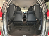3列目シートを跳ね上げればラゲッジスペースを更に広く使えます。