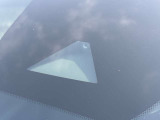 フロントガラスの上部には衝突軽減ブレーキの装置も付いており、より安全に運転を楽しんでいただくことができます。