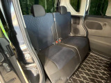 後部座席も気になるようなキズ・汚れやへたり等、大きなダメージはなく、良好な状態です。