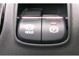 「P」ポジションに入れると自動で作動。「HOLD」スイッチを押し、システムONの状態にしておくことで、渋滞や信号待ちなどでブレーキを踏んで停車したときにブレーキを保持。アクセルを踏むと解除。