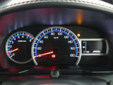 とっても見やすいメーターです。夜間時はラグジュアリーな気分にさせてくれる照明が魅力ですので、夜のドライブも楽しみになりますよ♪