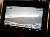 【バックモニター】・・・気になる後ろの見通しも、車庫入れに大活躍☆運転が困難な場所でも、しっかりサポート!心強い味方のモニターです♪
