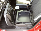 助手席シート下には収納スペースがあります。
