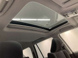 天井に開放感をもたらすサンルーフ付きです。晴れた日や開放的なドライブシーンにぴったりです。