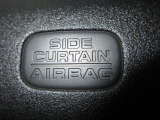 サイドカーテンエアバックシステムは、側面衝突時に大人から子供までさまざまな体格の乗員の頭部や頚部を広範囲で保護。特にセンターピラーへの頭部衝突を防ぐ展開性能を実現しています。