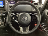 ハンドルにHondaセンシング系のクルーズコントロールやレーンキープアシストなどのスイッチと、オーディオの操作スイッチが装備されています。ハンドルから手を離さず安全に操作できます。