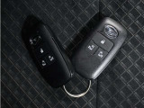◆スマートキー◆カギをバッグやポケットに入れたままでもドアロックの開閉ができる『スマートキー』付き!雨天や暗くなってもカギを取り出す必要がなくドアの開錠&エンジンも始動できます