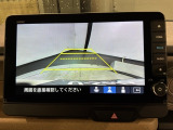 リバースギアに入れるだけで後方の表示へ切り替わります。夜間や雨の日の駐車も楽になりますよ。
