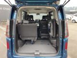 サードシートを跳ね上げればこんなに広くなります。