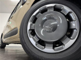 【純正ホイールキャップ】装備しております。クルマのオシャレは足もとから!外観にマッチしたデザインでビジュアルバッチリです。
