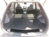 後席を倒すと収納力がアップします。長尺物も積めるのでカーライフの幅が広がりますね。