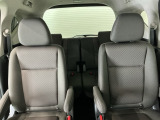 車外に出なくても運転席から3列目シートまで移動が可能です。子育てや荷物が多いときなど利便性が高いです