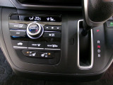 オートエアコンタイプなので細かい操作なしで快適温度に調整してくれます。シートヒーター付きで、冷えた車内でもスイッチを押せば数秒でシートがあたたかくなります。