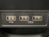 セレクトレバーの下に、スマートフォンなどの充電可能なUSB端子が2個、音源などの外部入力の可能なUSB端子が1個ついています。移動中に充電もできるので便利です。
