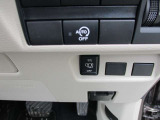 アイドリングストップ機能付です。特別な操作をしなくても、普段通りの運転をするだけで、エコドライブができる機能です。OFFボタンがありますので、必要に応じて使い分けてください。