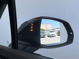 ●アウディサイドアシスト『後方の死角を並走する車両を検知しドアミラーの内側のLEDが点灯。ドライバーに注意を促し事故を未然に防ぐシステムです。』