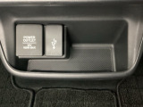 アクセサリーソケットはUSBのアダプターなどをつければ、スマホの充電にも使えます。横にはナビゲーション用の外部入力可能なUSB端子がついており、周辺には物が置けるボックスがついています。