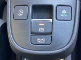電子パーキングブレーキ、ブレーキホールド搭載!パーキングブレーキは手動で解除スムーズな発進が可能。ブレーキホールドは停車中に、ブレーキペダルを踏み続けなくても、自動的にブレーキを保持する機能です。