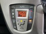 【オートエアコン】一度お好みの温度に設定すれば、車内の温度を検知し風量や温度を自動で調整。暑い&hellip;寒い&hellip;と何度もスイッチ操作をする必要はありません。快適な車内空間には必須の機能ですね♪