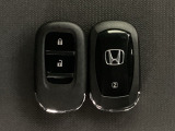 スマートキーを装備しています。鍵を差し込むことなくドアロックの開け閉めと、スタートボタン操作でのエンジンスタートができます。スペアキーも同じものを用意しております。