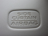 サイドカーテンエアバックシステムは、側面衝突時に大人から子供までさまざまな体格の乗員の頭部や頚部を広範囲で保護。特にセンターピラーへの頭部衝突を防ぐ展開性能を実現しています。