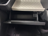 【グローブボックス】車検証入れ等の収納に便利です♪
