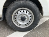 タイヤの溝もまだ残っています!!これから乗っていただく際も安心してお乗りいただくことができます。中古車を選ぶ際には重要なポイントですね!