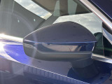 ●アウディサイドアシスト『後方の死角を並走する車両を検知しドアミラーの内側のLEDが点灯。ドライバーに注意を促し事故を未然に防ぐシステムです。』