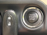 【キーレススタートシステム】カバンやポケットに入れたままでもドアの施錠・解錠が可能なスマートキーを装備。エンジンのオン・オフ時もカギを取り出す必要が無いからとっても便利です♪