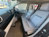 フロントベンチシート♪センターアームレスト付き♪にインパネシフトを採用!運転席・助手席間の移動がスムーズです!