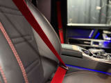 上質なインテリアを引き立てるレッドシートベルトを装備。細部までこだわり抜かれた特別感が、ゲレンデの存在感をさらに際立たせます。