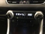 左右独立温度コントロールフルオートエアコンです。運転席、助手席それぞれで独立して温度設定ができます。冷え性の方が乗っても安心ですね♪