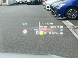 人気のヘッドアップディスプレイ!現在の車速、ナビゲーション・システムによるルート案内の矢印表示、チェック・コントロール、前車接近警告など、さまざまな情報をドライバーの視界内に直接表示いたします!