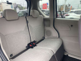 ◆後部座席◆後席も大人の方でもゆったり乗れるスペースを確保。足元も深くシートのクッションも柔らかくロングドライブの疲労を軽減してくれます。