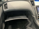 車検証などを収納できるグローブボックスです。
