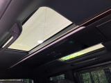 【サンルーフ】開放感たっぷりの希少装備、サンルーフが装着されています!車内に明かりを取り入れたり景色を楽しむ以外にも、車内の空気も簡単に換気できて快適です!