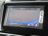 バックをするとき自動でリアの様子が映る『リアカメラ』付き! ナビ画面で確認しながらバックができますから安心ですね。でも、目視も大切ですよ!安全第一でお願いします!