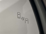 ブラインドスポットモニター(BSM)を装備しています。隣を走る車両が死角に入るとミラー内LEDインジケーターが点灯。さらに、ウィンカーを出すとインジケーターが光って点滅して注意を促してくれます。
