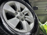 【純正17インチアルミホイール】外観にマッチした純正アルミホイールを装着しております。各種社外アルミホイールや、スタッドレスタイヤも取扱いしております。是非ご相談ください♪