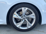 ●純正アルミホイール『スタイリッシュなデザインでAudiならではの卓越した走りを支えるホイールと足回りです。