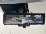 【インテリジェント ルームミラー】車両後方のカメラ映像をミラー面に映し出すので、車内の状況や、天候などに影響されずいつでもクリアな後方視界が得られます!