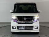 ディスチャージヘッドライト【HID】を装備していますのでとても明るく、夜間の走行や雨の日も安全・安心です。