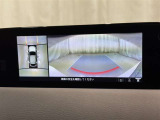 パノラミックビューモニターシステムが付いているので車の上から見た映像が確認できますよ。 一目で車両周辺の情報を確認できますが、直接安全をご確認下さい。