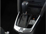 【シフトレバー】シフトもとても操作しやすいデザインになっております。運転する人の事を第一に考えた操作性の高い仕様です。