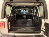 後部座席を前方にすべて倒すことにより広々としたカーゴスペースとして利用できます。