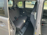 リヤシートも全車消毒済み。天井も高く広々快適空間!足元も軽とは思えない広さ。左右シートが別々に動くのでアレンジ色々♪
